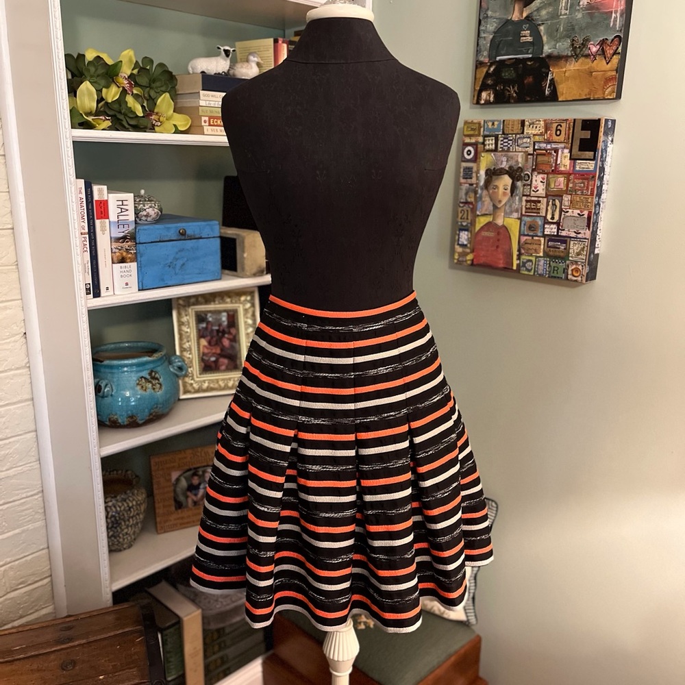 HD in Paris Classy Skirt Size 10 Like New
B10